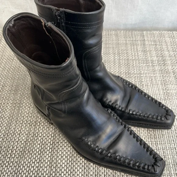 Men’s “DSQUARED2” Black Leather Boots With Braided Design